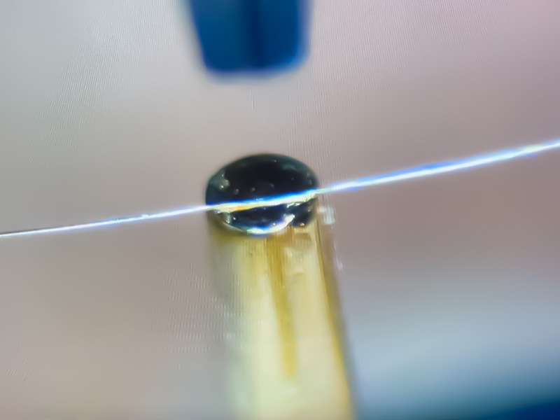 0.02mm鉑絲焊接在傳感器銅柱子上