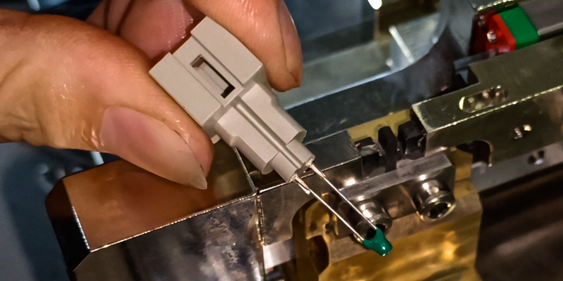 精密雙壓方焊接機-NTC電阻焊線機 - 線束整形焊接機 - 5 NTC熱敏電阻引線與溫度傳感器PIN焊接