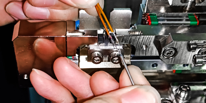 精密雙壓方焊接機-NTC電阻焊線機 - 線束整形焊接機 - 7 電加熱管導線與高溫線焊接